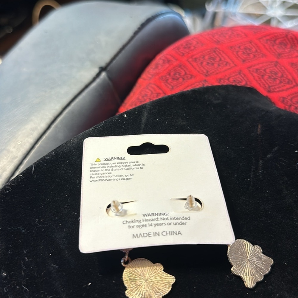 Halloween ghost earrings. very cute earrings for Halloween. They contain nickel. - Picture 3 of 3